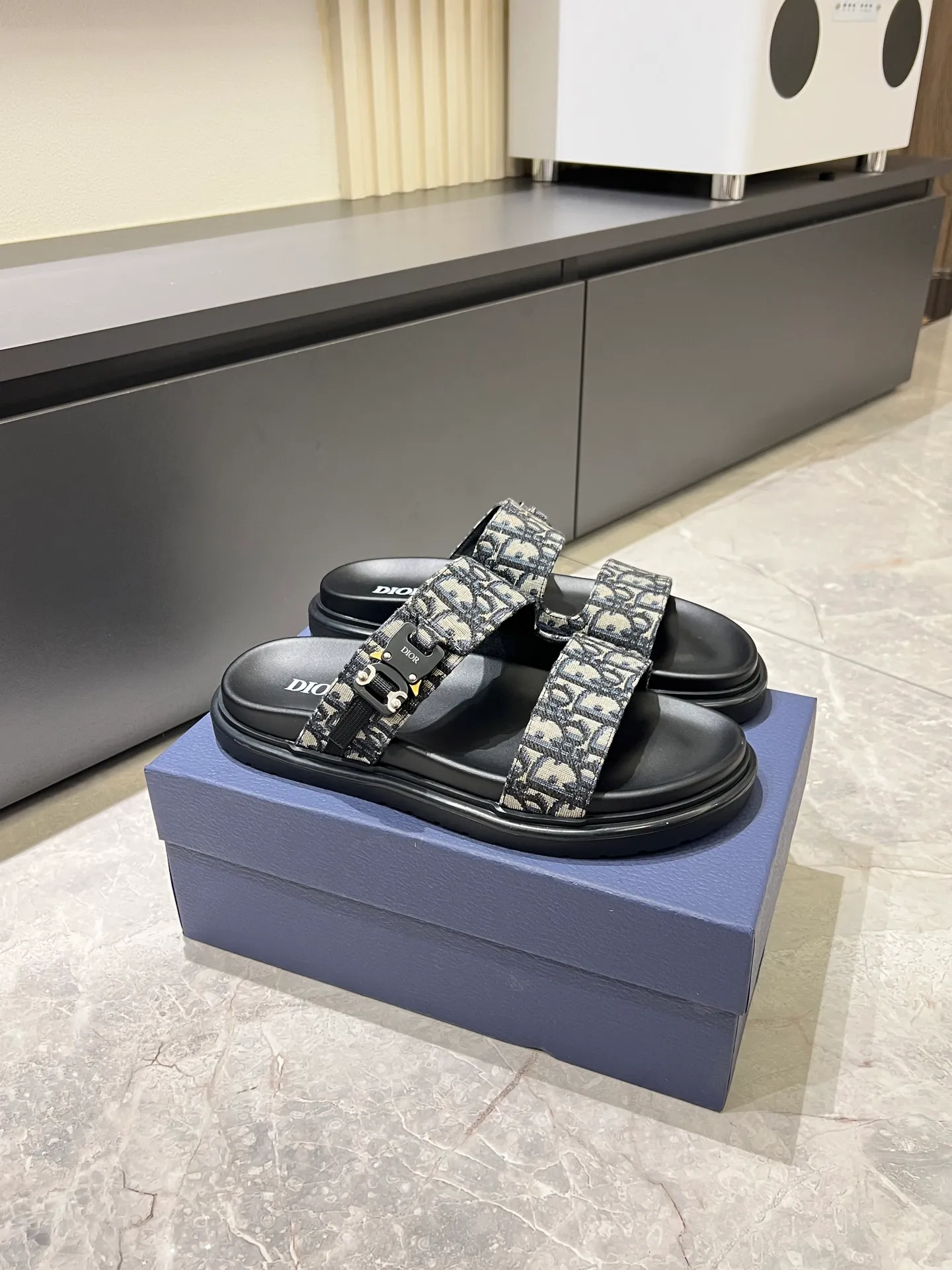 Men's Men's Shoes 💰p320 Dio* Men's Sandals Slippers. Showcasing Dior haute couture design. The Dior gray suede strap is accented with an aluminum Dior buckle for added style. Paired with a comfortable tonal notch sole, they pair easily with shorts or jeans for a sophisticated look. Main body: suede cow leather, technical fabric lining: cow leather, with adjustable straps, aluminum Dior buckle, Dior gray EVA insole, tonal notched rubber outsole splicing structure, size: 38-44 (customized at 45.46)